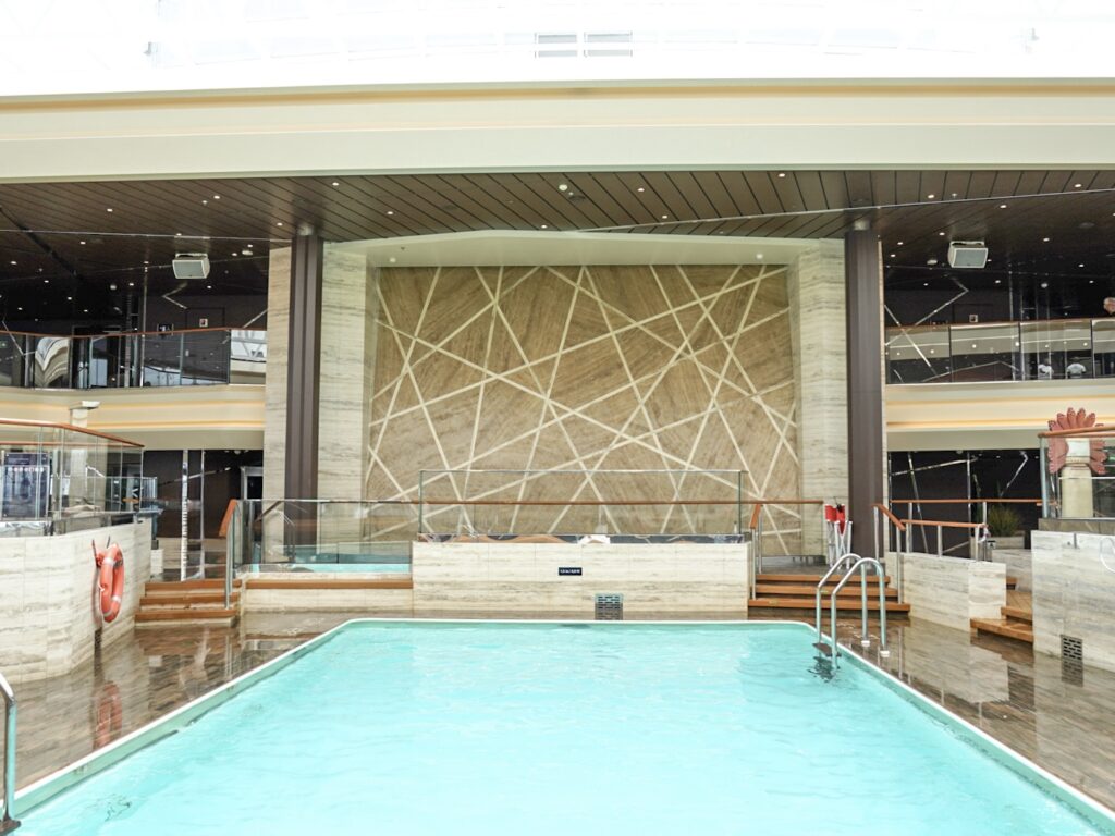 MSCベリッシマ 屋内プール